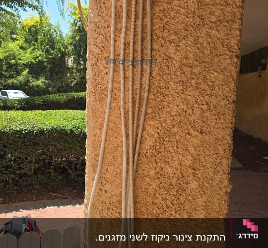 צינורות מיזוג אוויר על קיר חיצוני